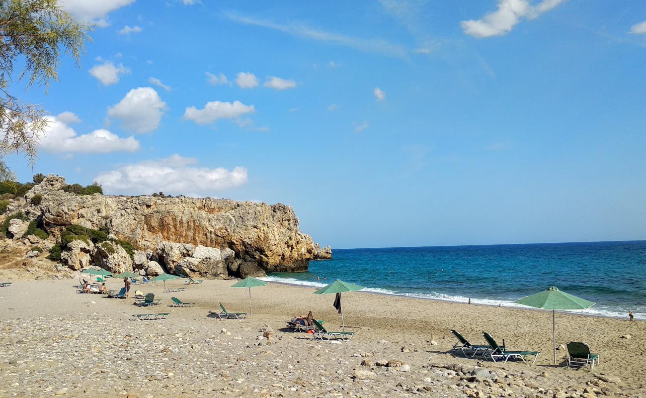 Peristeres beach'in fotoğrafı gri çakıl taşı yüzey ile