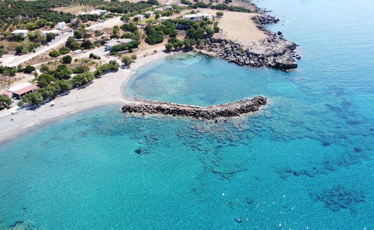 Lakkos beach'in fotoğrafı küçük gri çakıllar yüzey ile