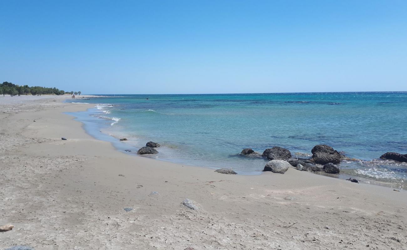 Vatalos beach'in fotoğrafı kahverengi kum yüzey ile