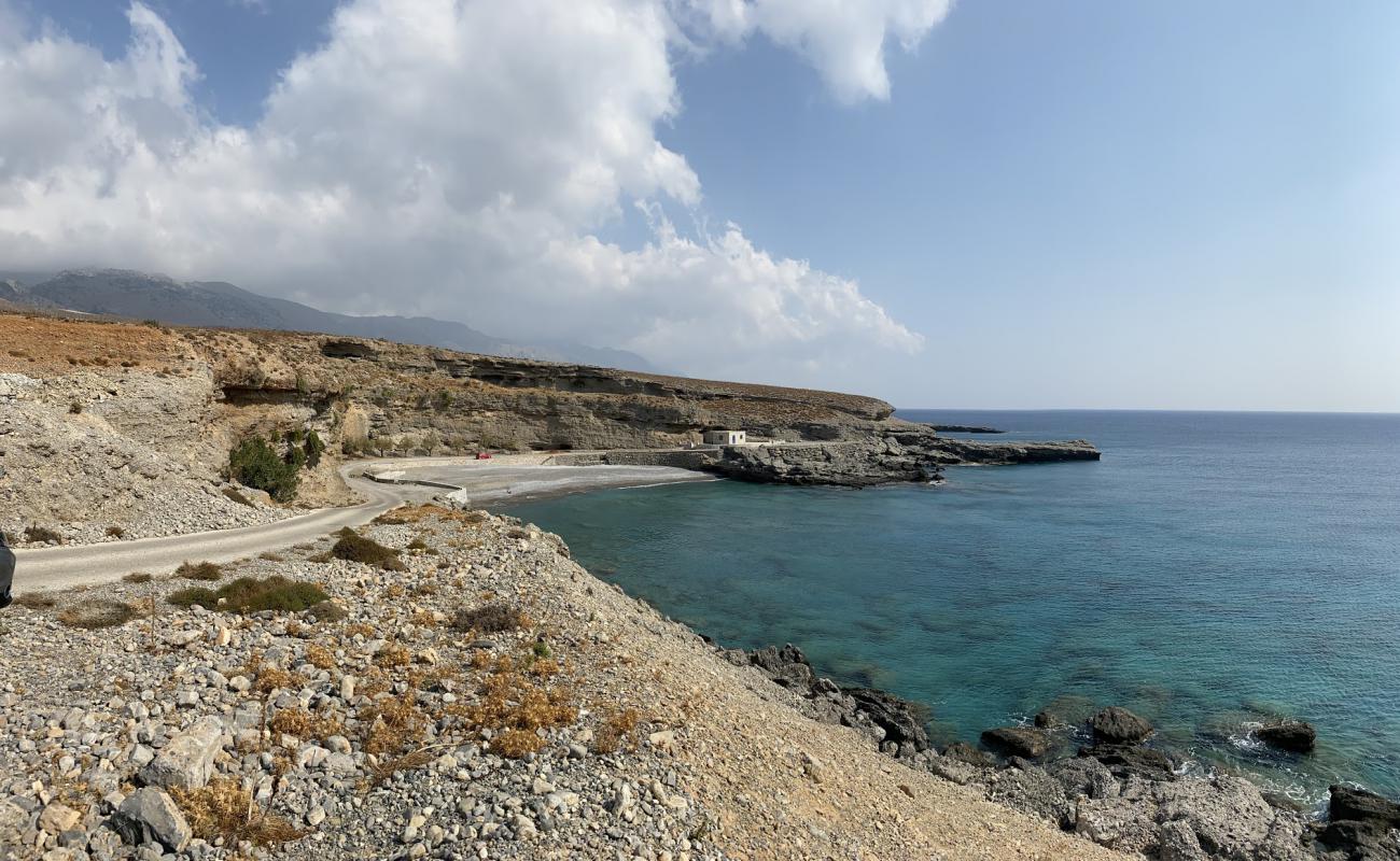 Agios Charalambos beach'in fotoğrafı gri çakıl taşı yüzey ile