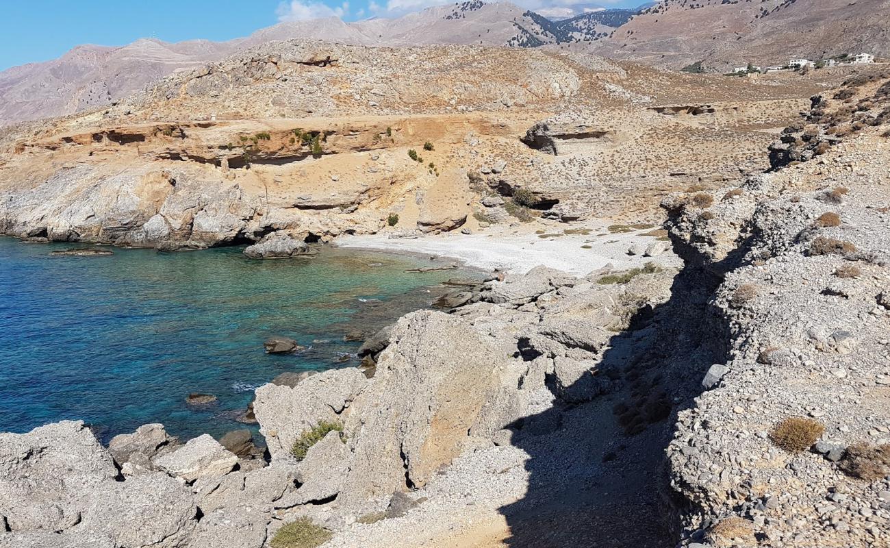 Ammoudi beach'in fotoğrafı gri çakıl taşı yüzey ile