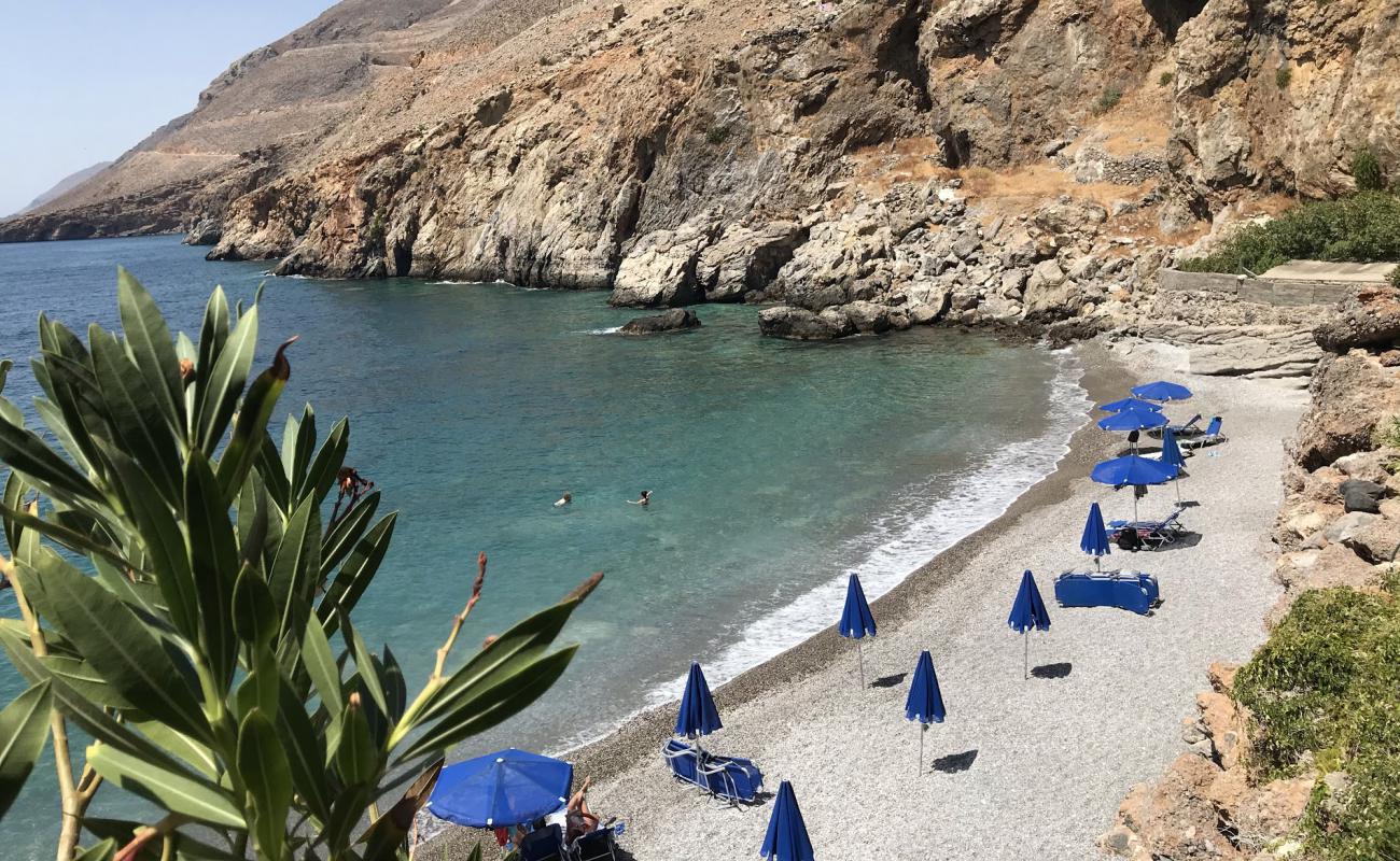 Vrissi beach'in fotoğrafı gri ince çakıl taş yüzey ile