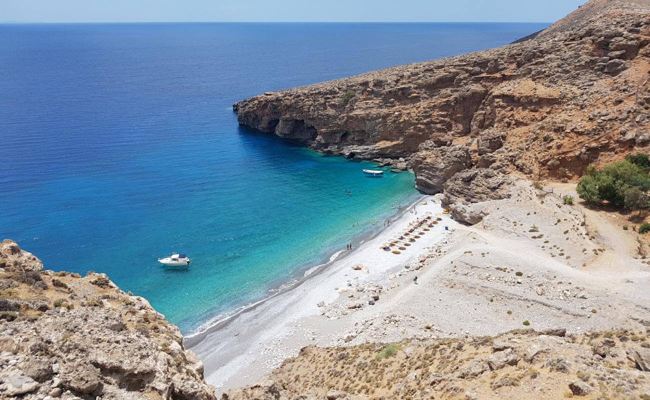 Ilingas beach'in fotoğrafı gri çakıl taşı yüzey ile