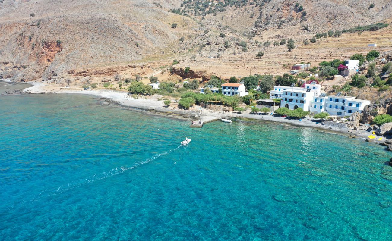 Paralia Likos'in fotoğrafı gri çakıl taşı yüzey ile