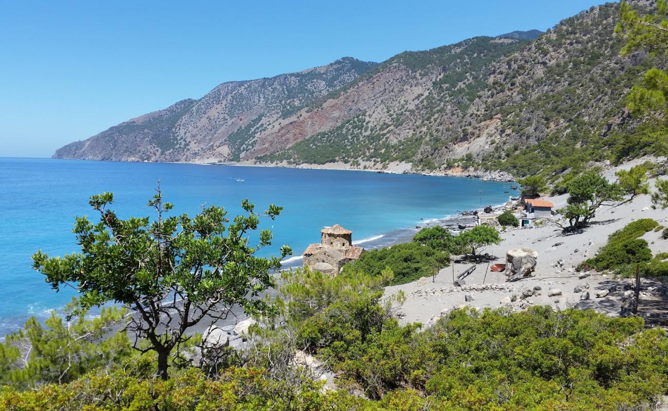 Agios Pavlos beach'in fotoğrafı gri çakıl taşı yüzey ile