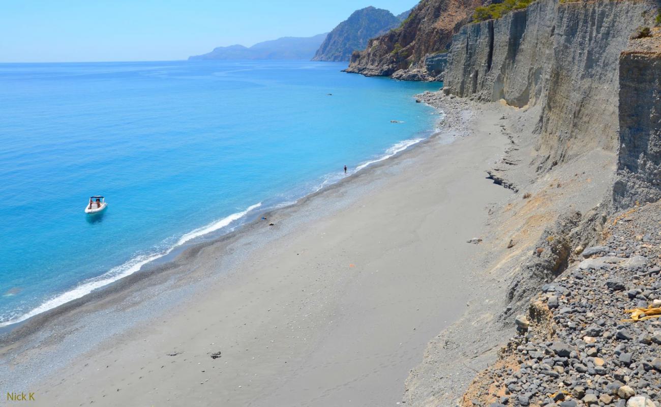 Domata beach'in fotoğrafı gri kum ve çakıllar yüzey ile