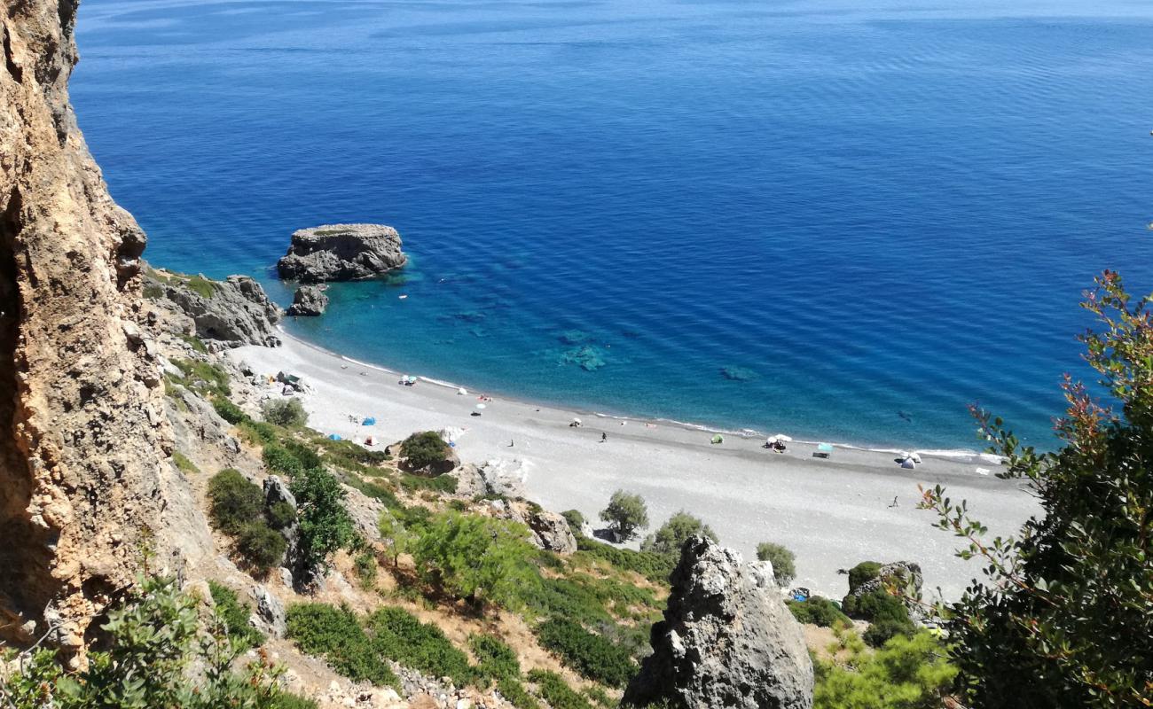 Sougia beach'in fotoğrafı gri çakıl taşı yüzey ile
