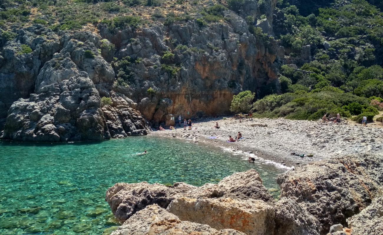 Lissos beach'in fotoğrafı taşlar yüzey ile