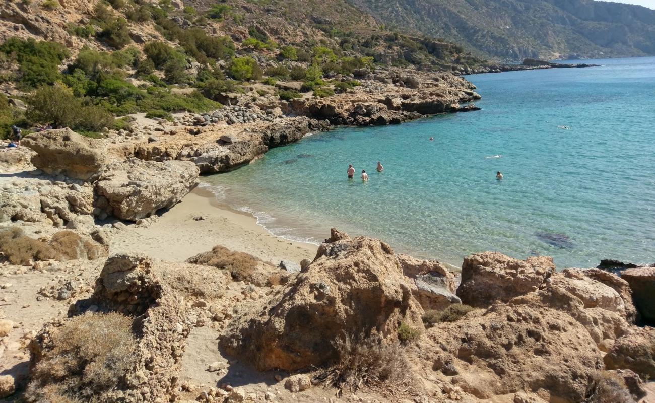 Astropelekita beach'in fotoğrafı koyu i̇nce çakıl yüzey ile