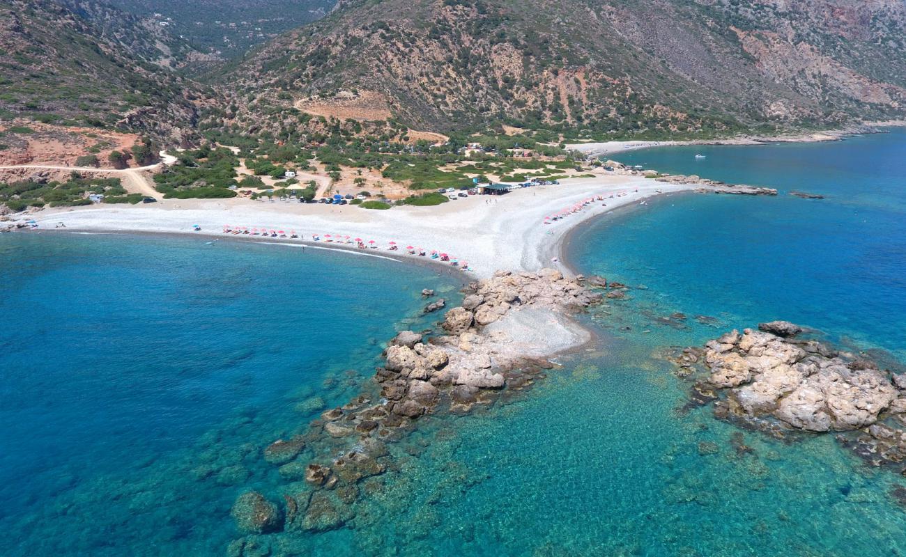 Gialiskari Plajı'in fotoğrafı gri çakıl taşı yüzey ile