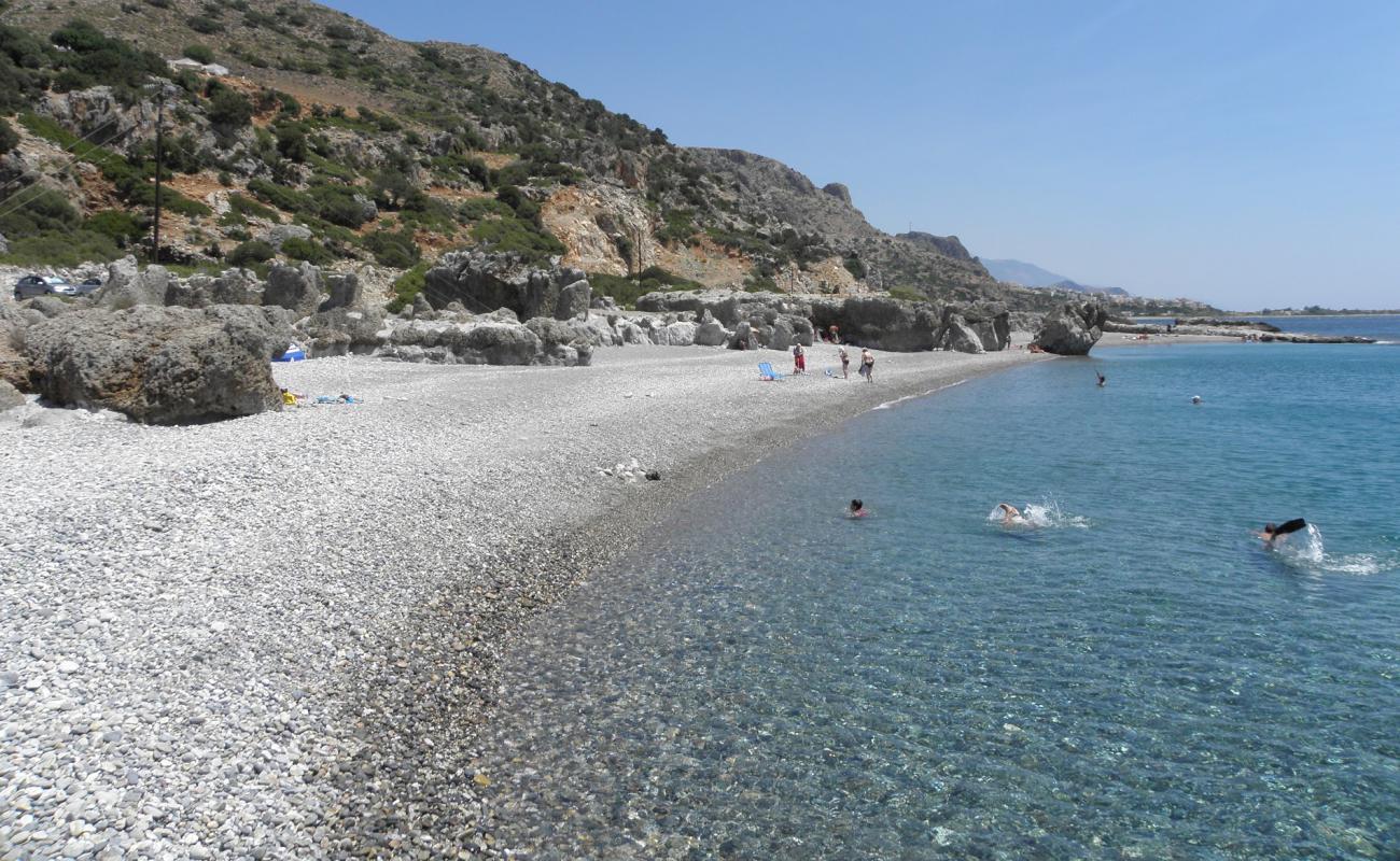 Karavopetra beach'in fotoğrafı gri çakıl taşı yüzey ile