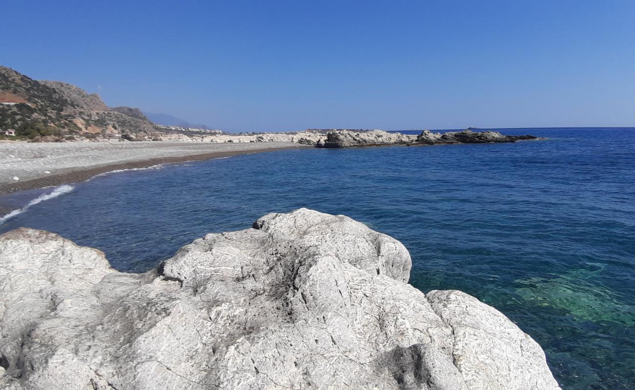 Plakaki beach'in fotoğrafı gri çakıl taşı yüzey ile