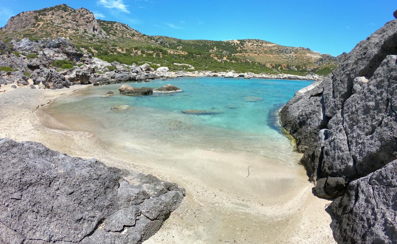 Viena beach'in fotoğrafı gri kum ve çakıllar yüzey ile