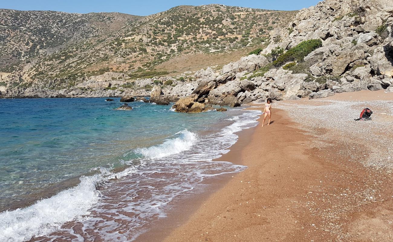 Kokkino Ammoutsaki'in fotoğrafı taşlı kum yüzey ile
