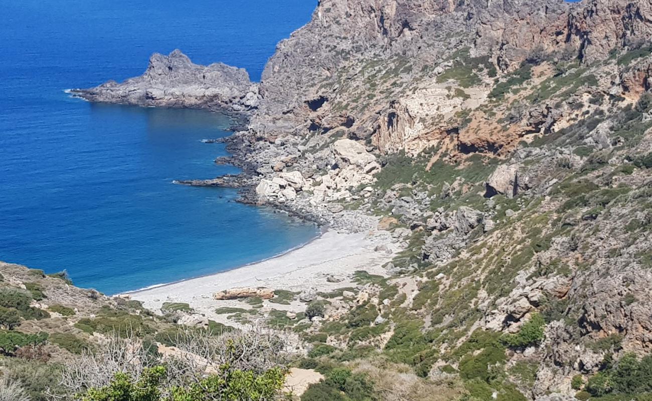 Platanakia beach'in fotoğrafı gri çakıl taşı yüzey ile