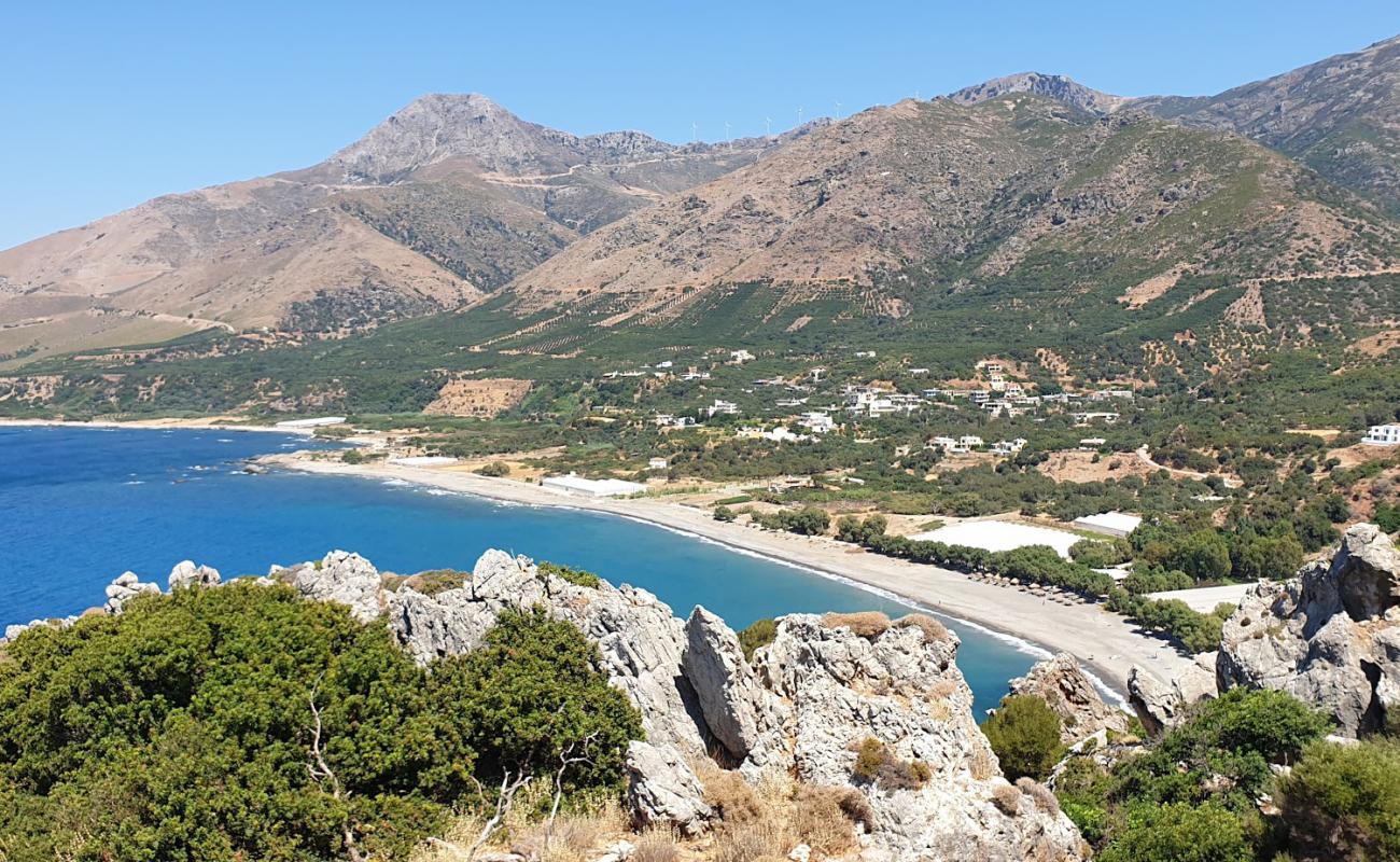 Sfinari Beach'in fotoğrafı bej çakıl yüzey ile