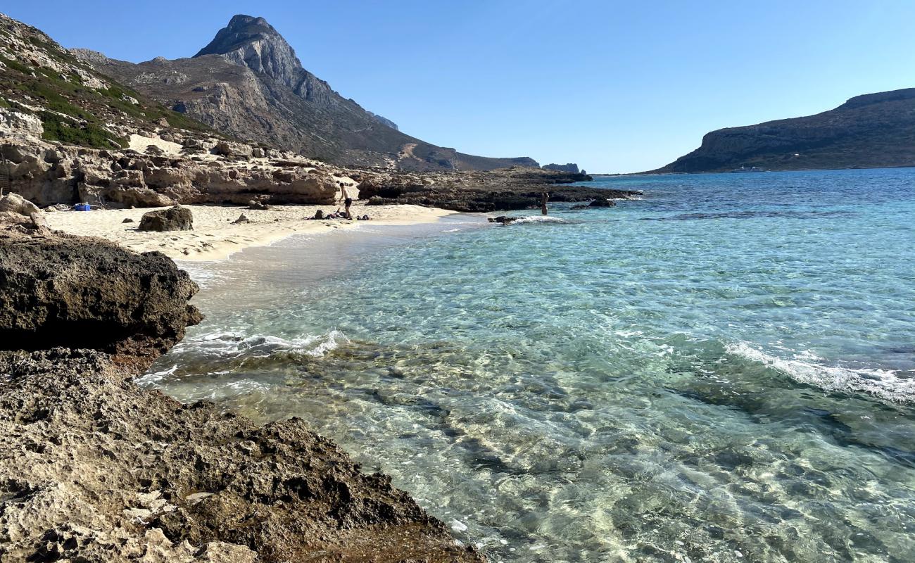 Crique plage'in fotoğrafı i̇nce bej kum yüzey ile