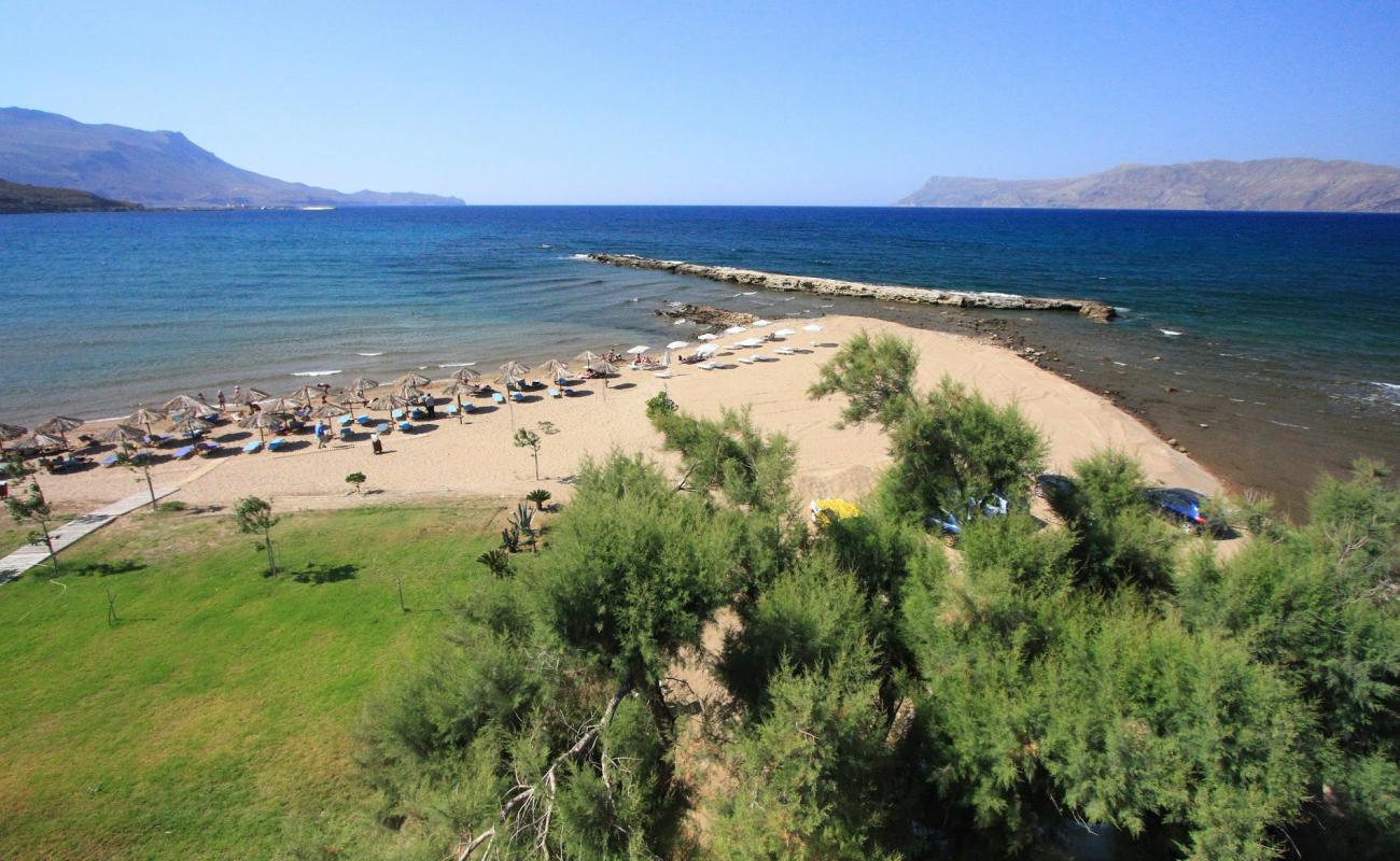 Plaka beach II'in fotoğrafı i̇nce kahverengi kum yüzey ile