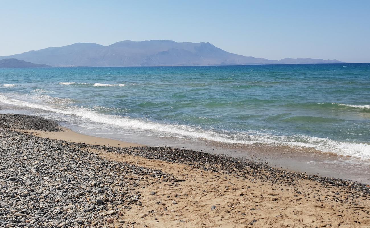 Drapanias beach'in fotoğrafı gri kum ve çakıllar yüzey ile
