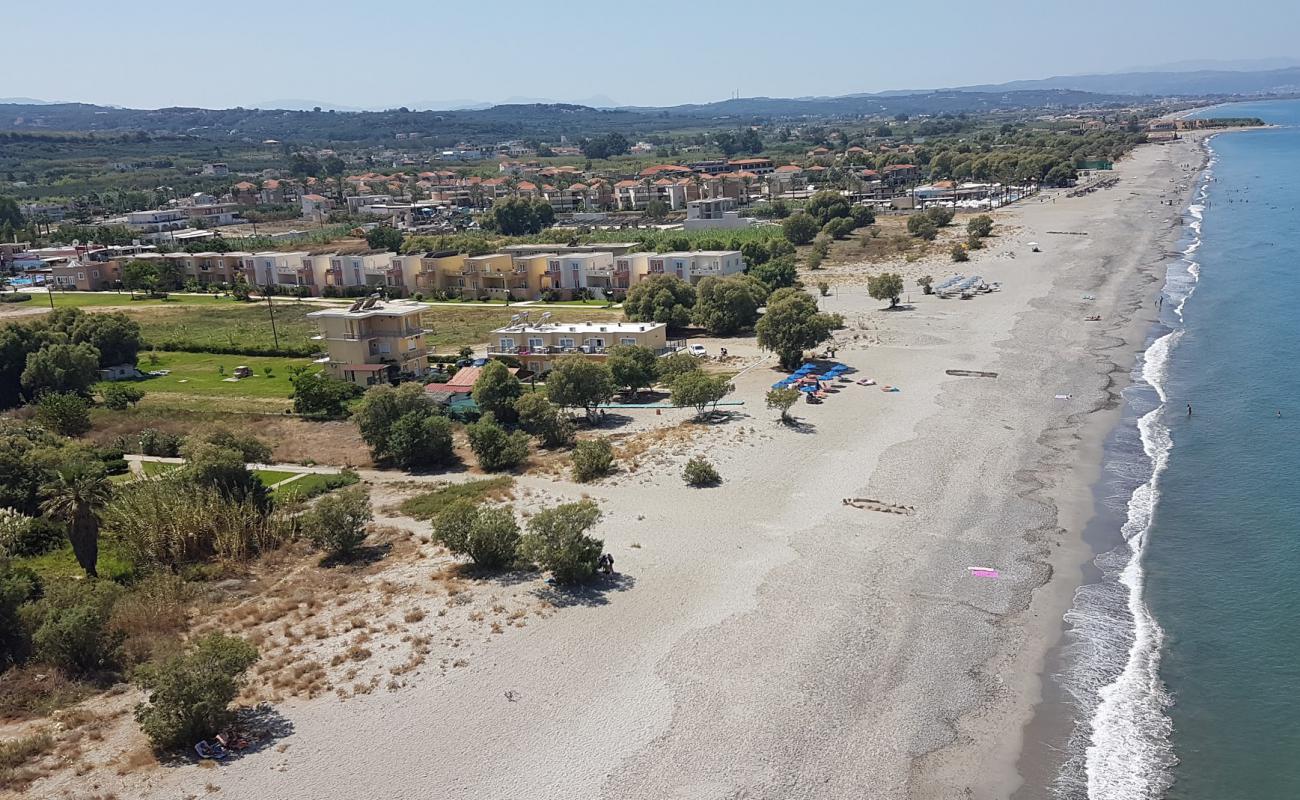 Gerani Beach'in fotoğrafı açık bej kum yüzey ile