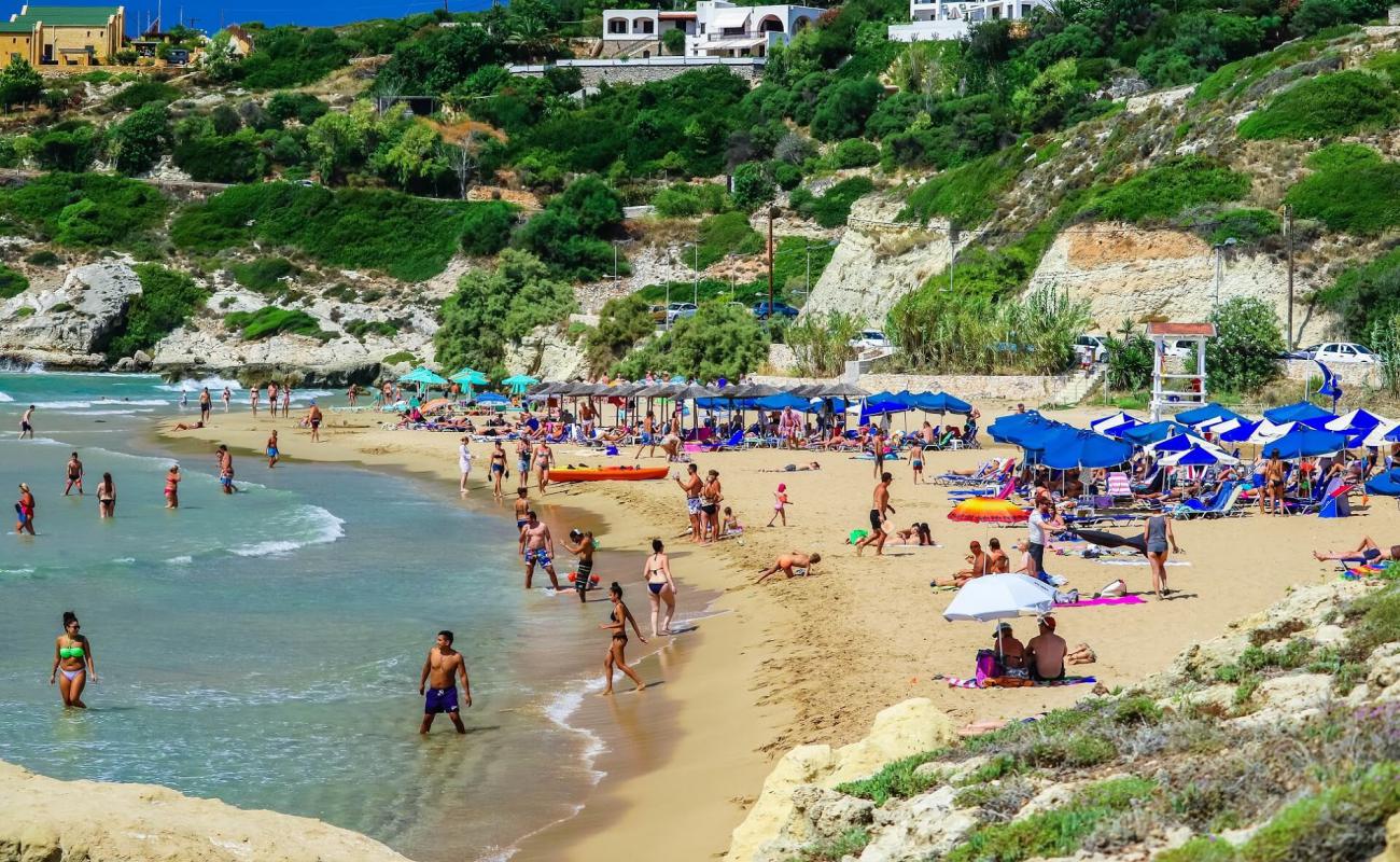 Kalathas Plajı'in fotoğrafı parlak ince kum yüzey ile