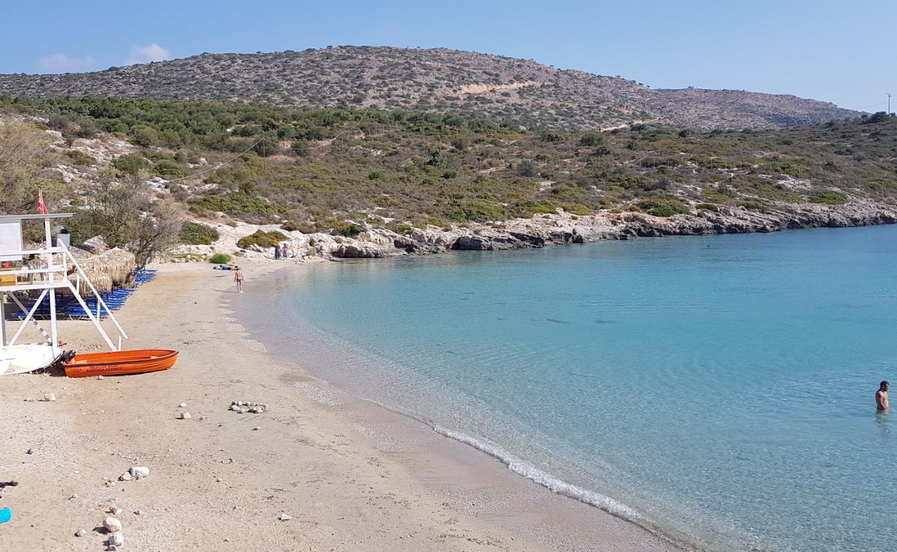Loutraki Beach'in fotoğrafı bej kum ve çakıl yüzey ile