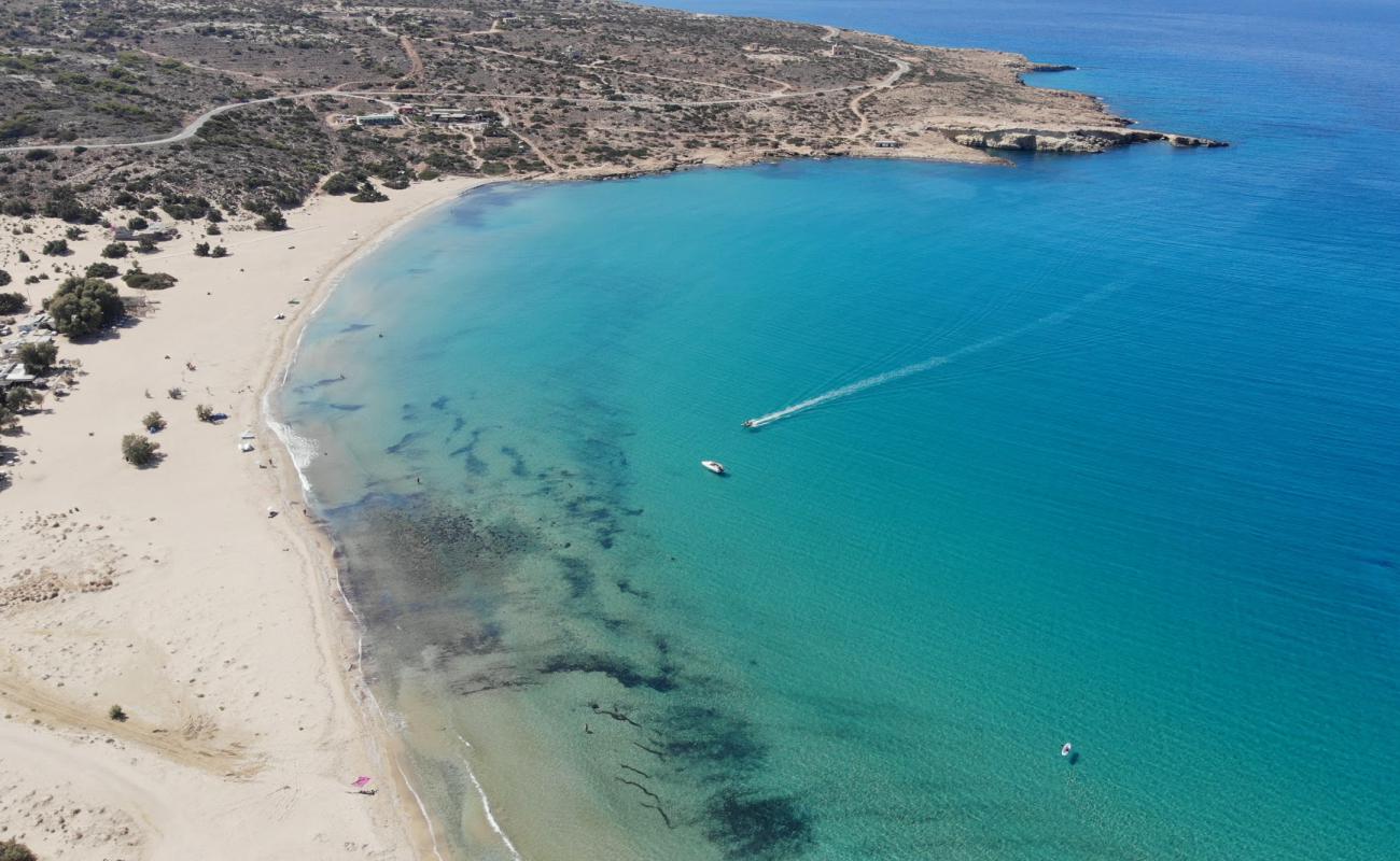 Sarakiniko Beach'in fotoğrafı parlak kum yüzey ile