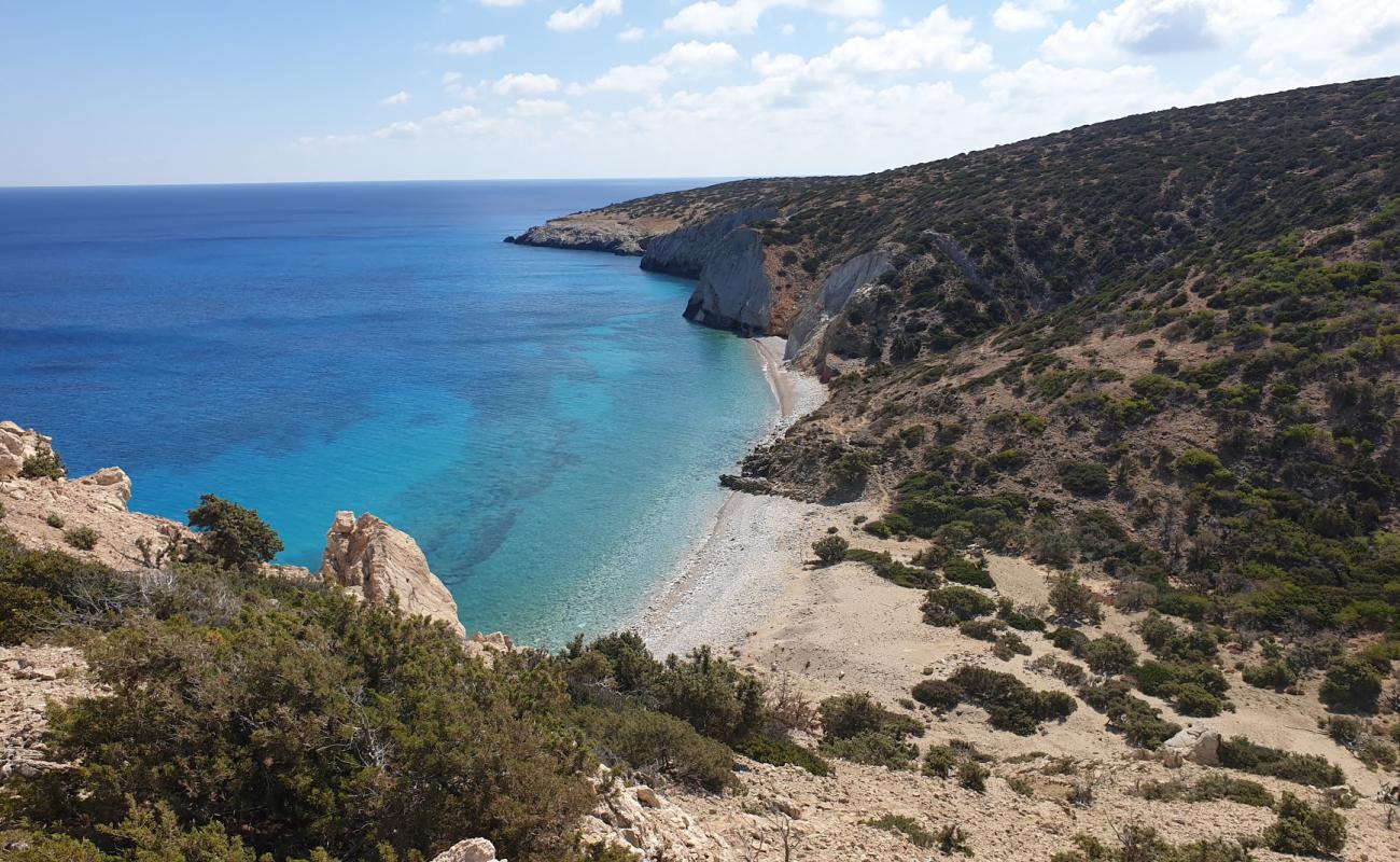 Lakoudi Beach'in fotoğrafı bej çakıl yüzey ile