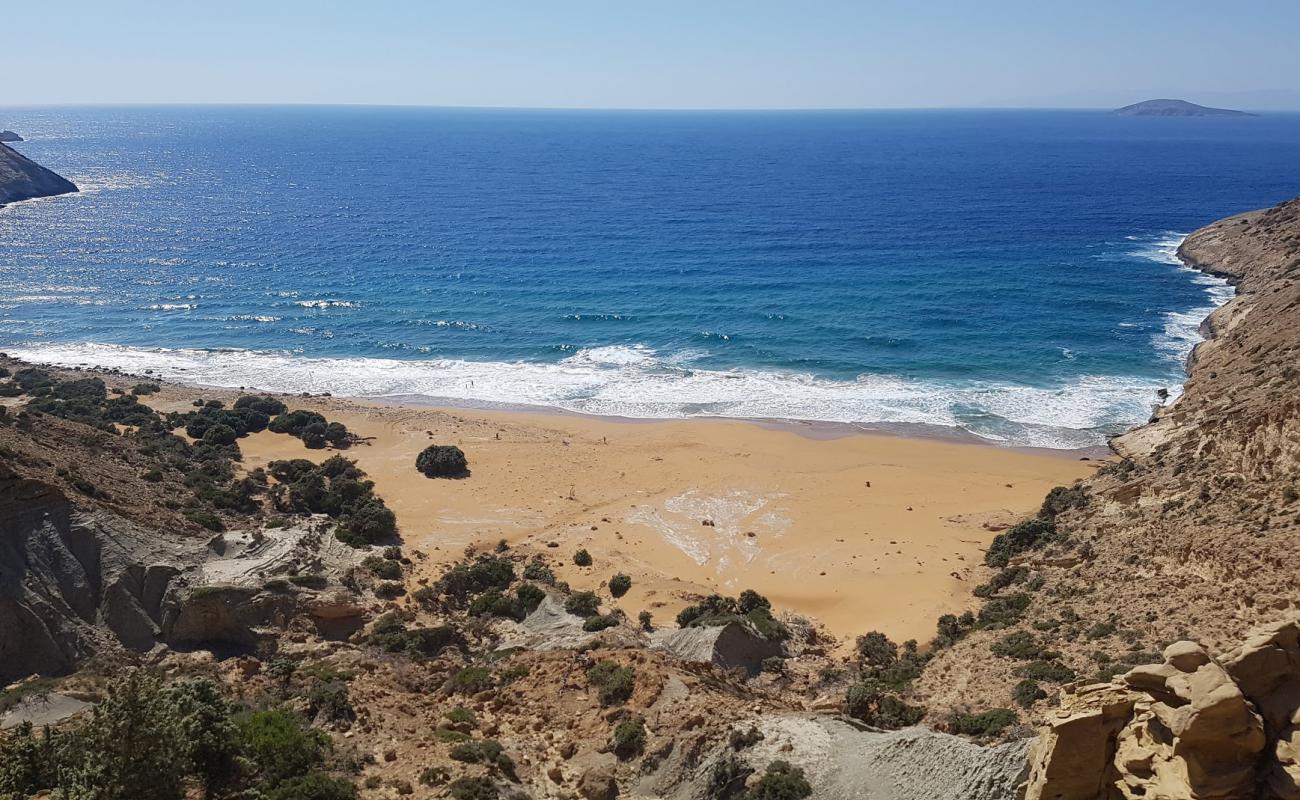 Potamos beach'in fotoğrafı kahverengi kum yüzey ile