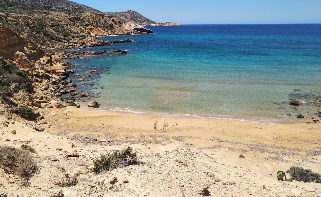 Pyrgos Beach'in fotoğrafı kahverengi kum yüzey ile