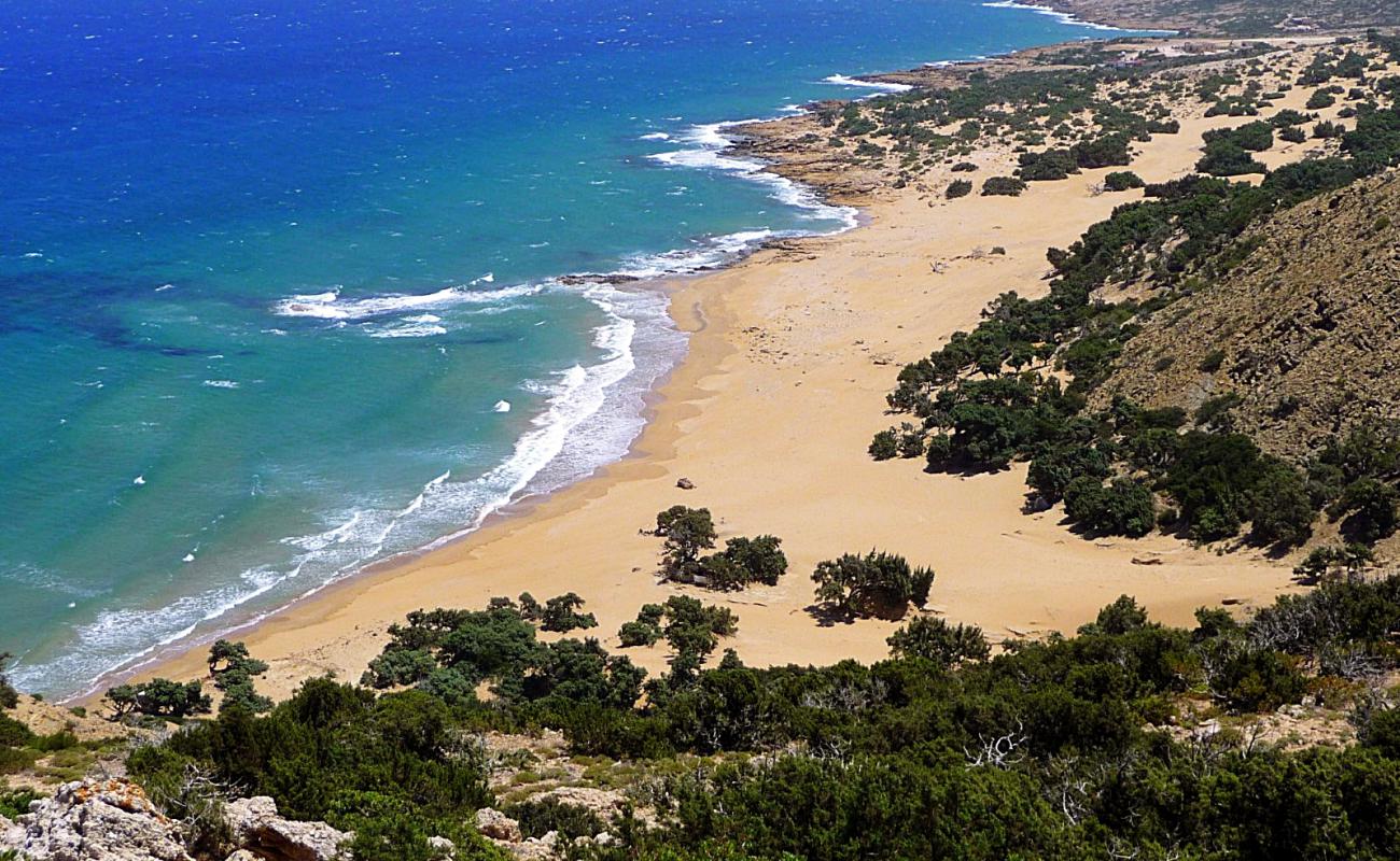 Spiaggia Lavrakas'in fotoğrafı parlak kum yüzey ile