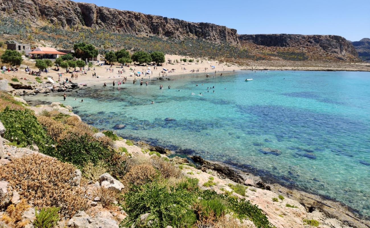 Gramvousa beach'in fotoğrafı açık bej kum yüzey ile