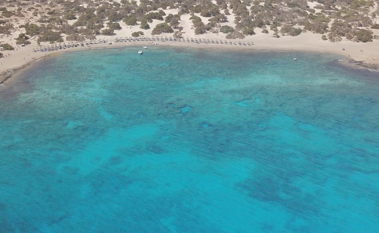Vougiou Mati'in fotoğrafı açık bej kum yüzey ile