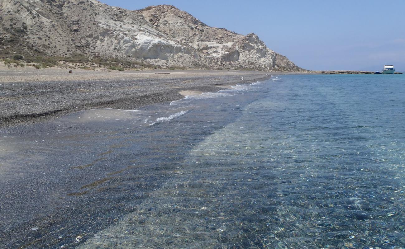 Grey beach'in fotoğrafı gri kum ve çakıllar yüzey ile