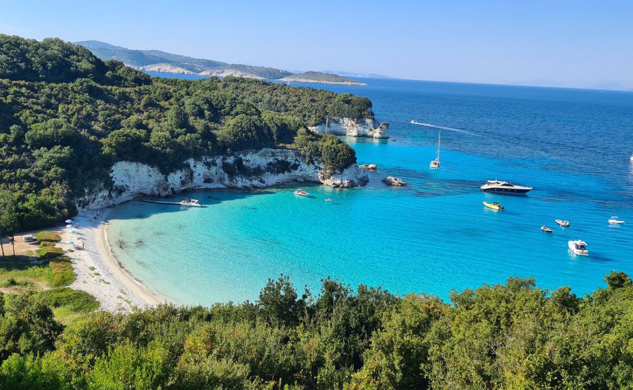 Antipaxos II'in fotoğrafı bej kum ve çakıl yüzey ile
