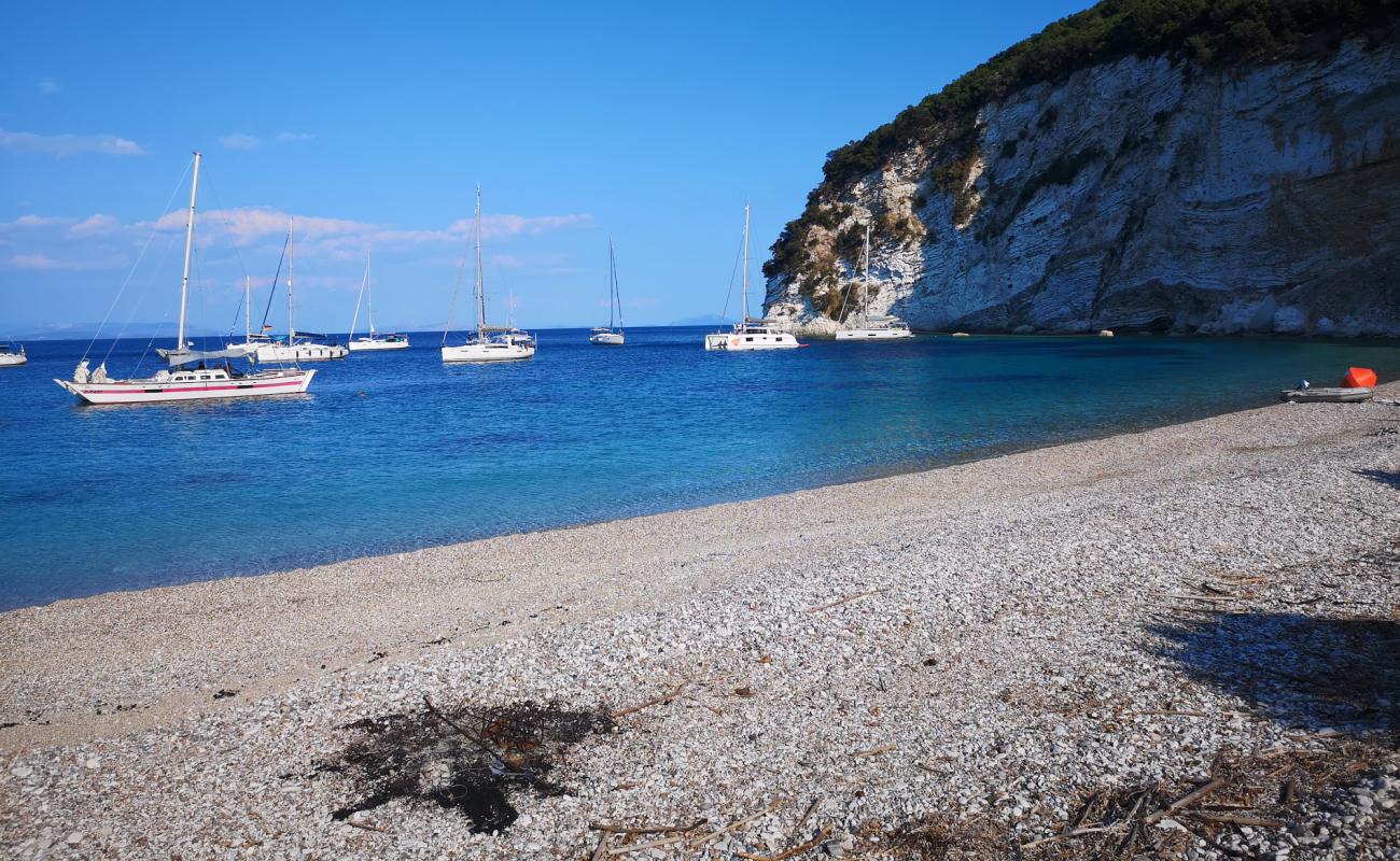 Atokos beach'in fotoğrafı bej kum ve çakıl yüzey ile