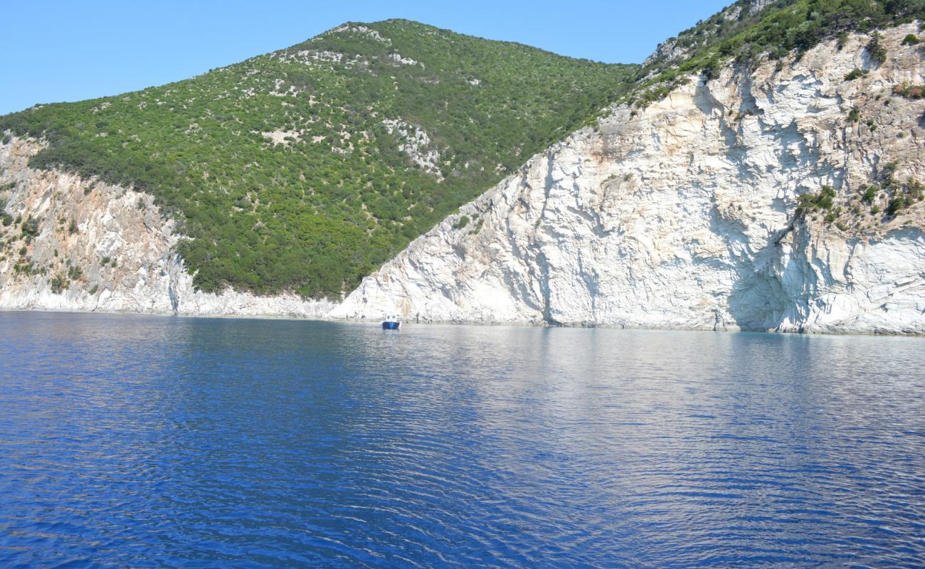 Atokos beach II'in fotoğrafı bej kum ve çakıl yüzey ile