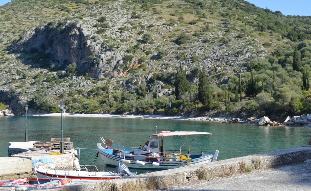 Aspros Gialos'in fotoğrafı çakıl ile kum yüzey ile