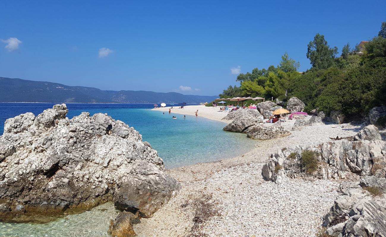 Aspros Gialos II Plajı'in fotoğrafı hafif ince çakıl taş yüzey ile