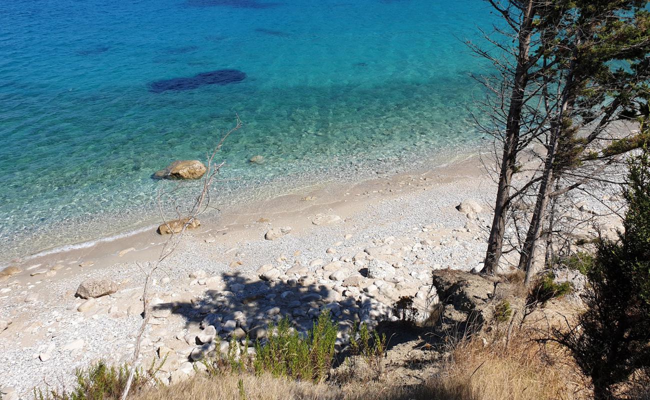 Afales beach'in fotoğrafı parlak kum ve kayalar yüzey ile