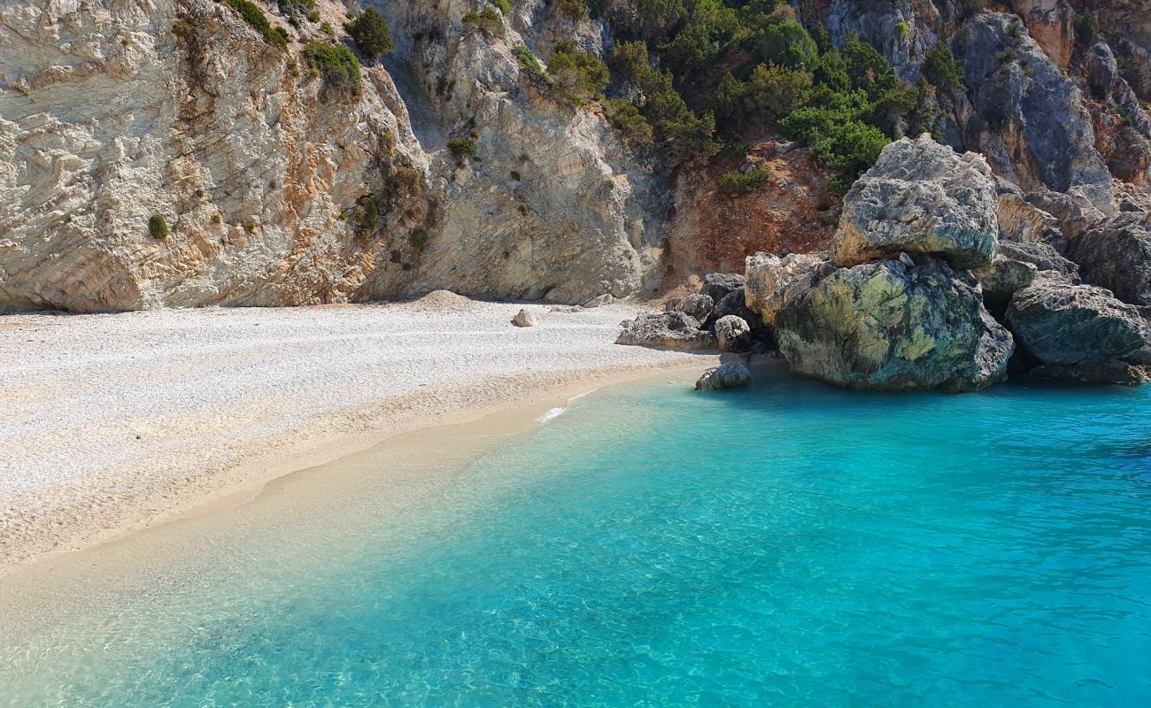 Ithaki Plajı'in fotoğrafı hafif ince çakıl taş yüzey ile