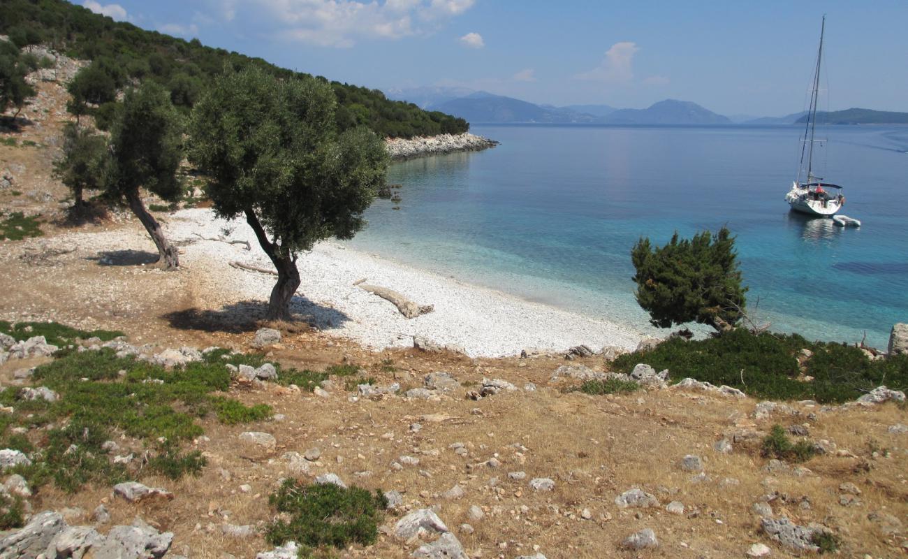 Ithaki wild beach IV'in fotoğrafı çakıl ile kum yüzey ile