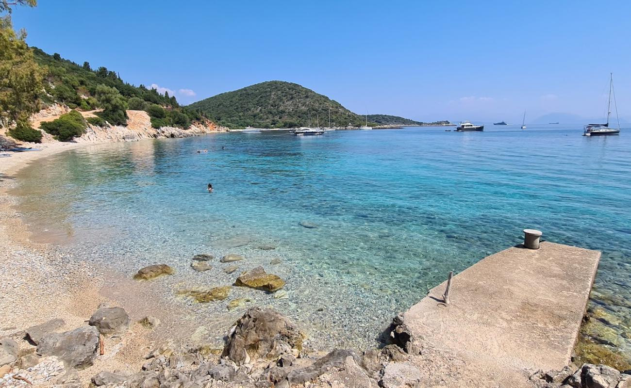 Paralia Marmagkas II'in fotoğrafı bej kum ve çakıl yüzey ile