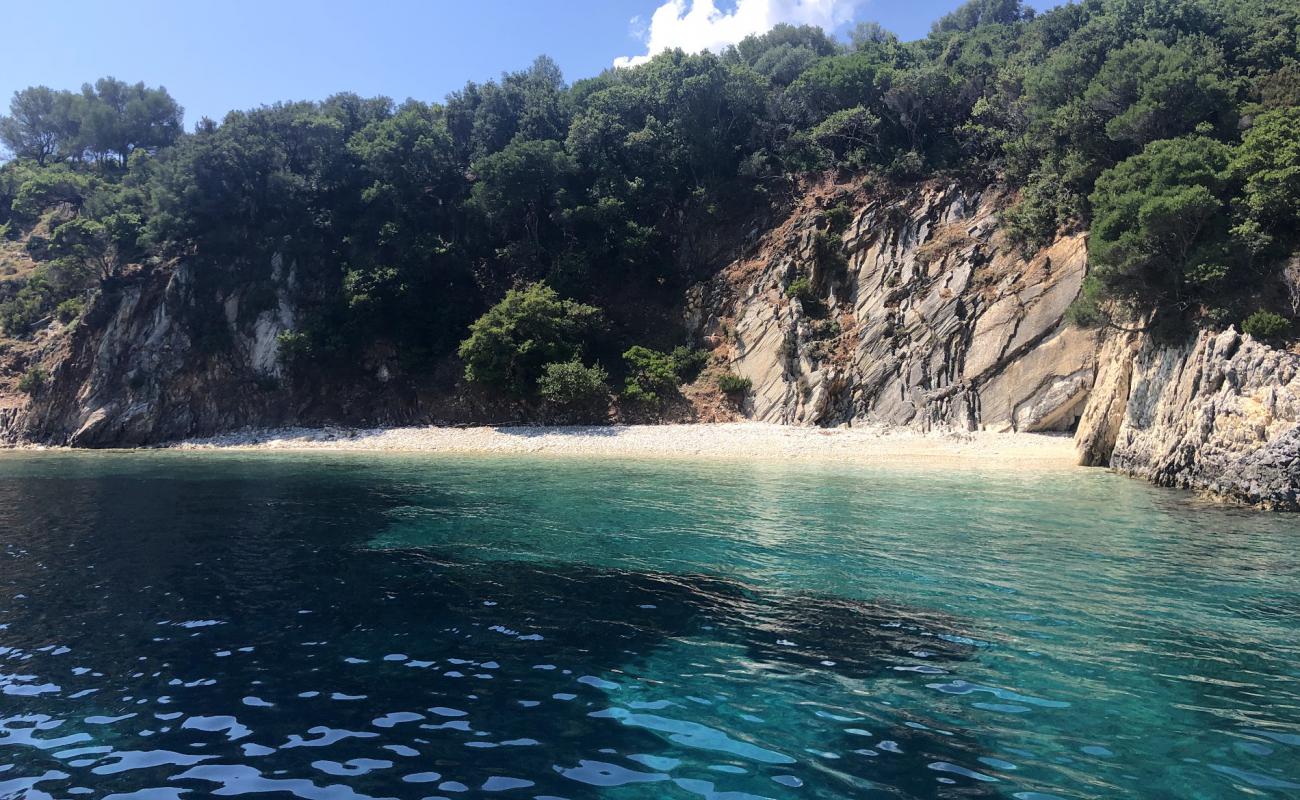 Tsoutsouli beach II'in fotoğrafı bej kum ve çakıl yüzey ile
