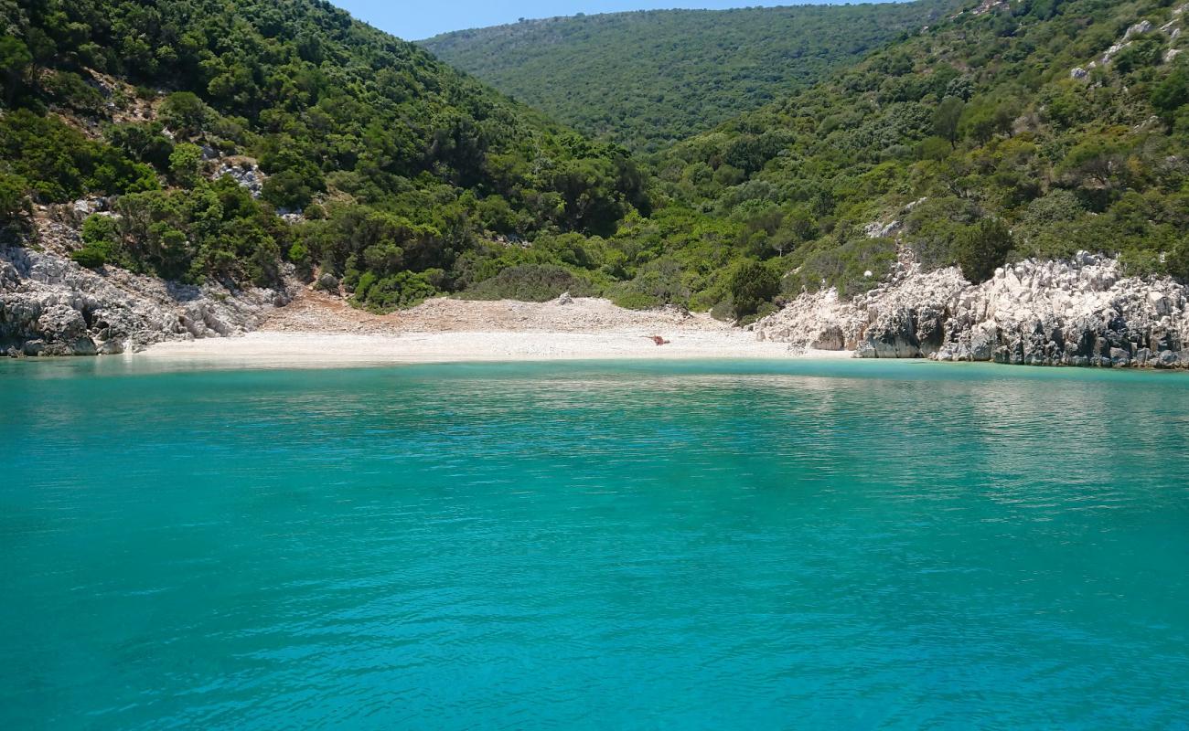 Tsoutsouli beach'in fotoğrafı çakıl ile kum yüzey ile