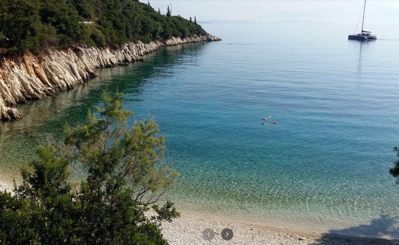 Kourvoulia beach'in fotoğrafı hafif ince çakıl taş yüzey ile