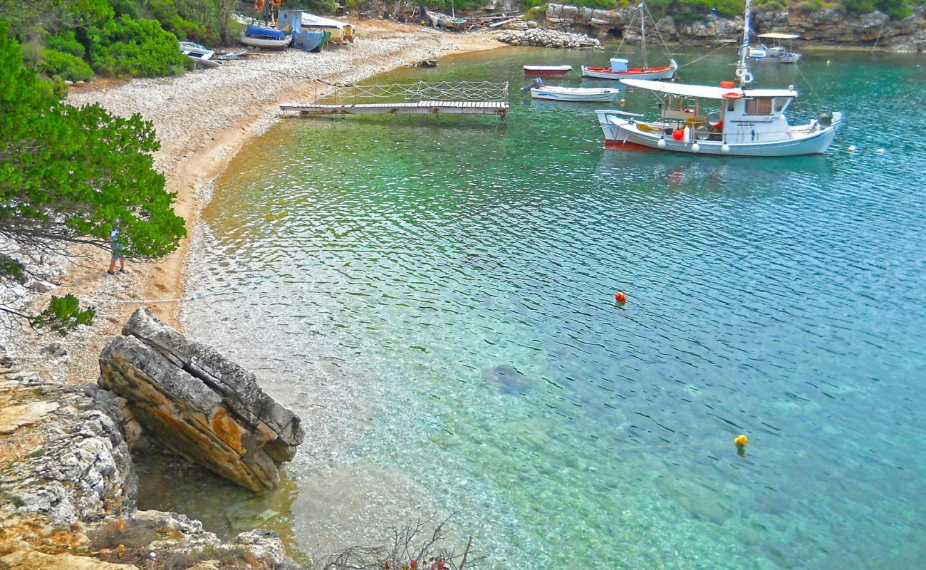 Mavrona beach'in fotoğrafı gri çakıl taşı yüzey ile