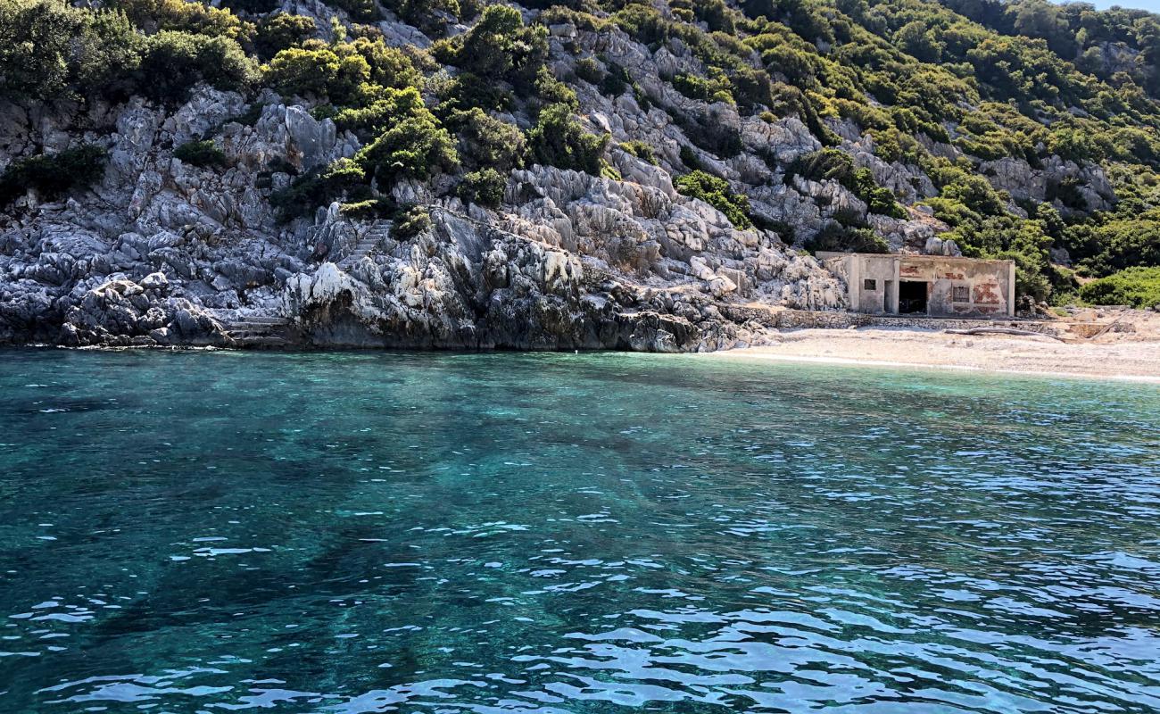 Forgotten beach'in fotoğrafı hafif ince çakıl taş yüzey ile