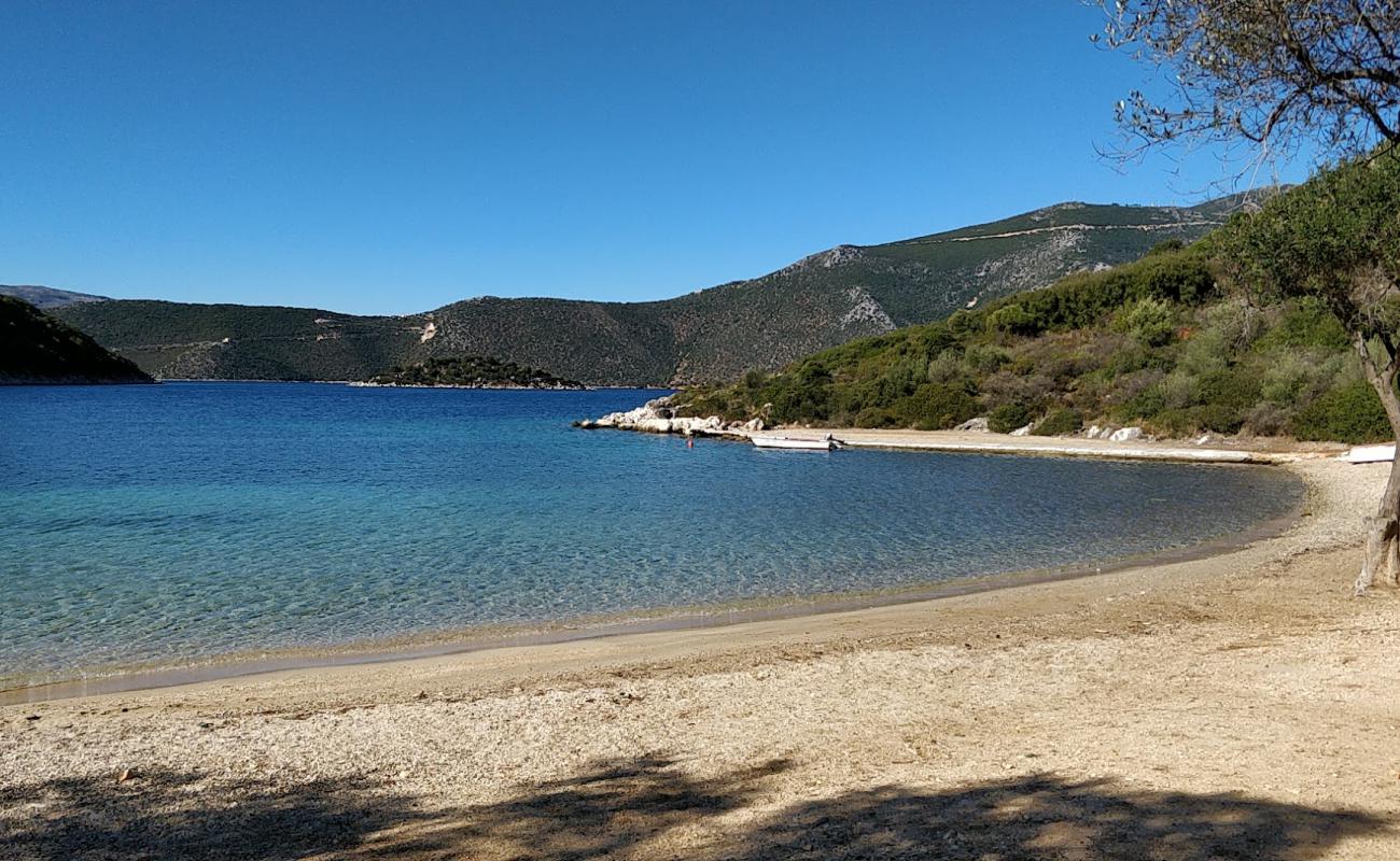 Loutsa beach'in fotoğrafı çakıl ile kum yüzey ile