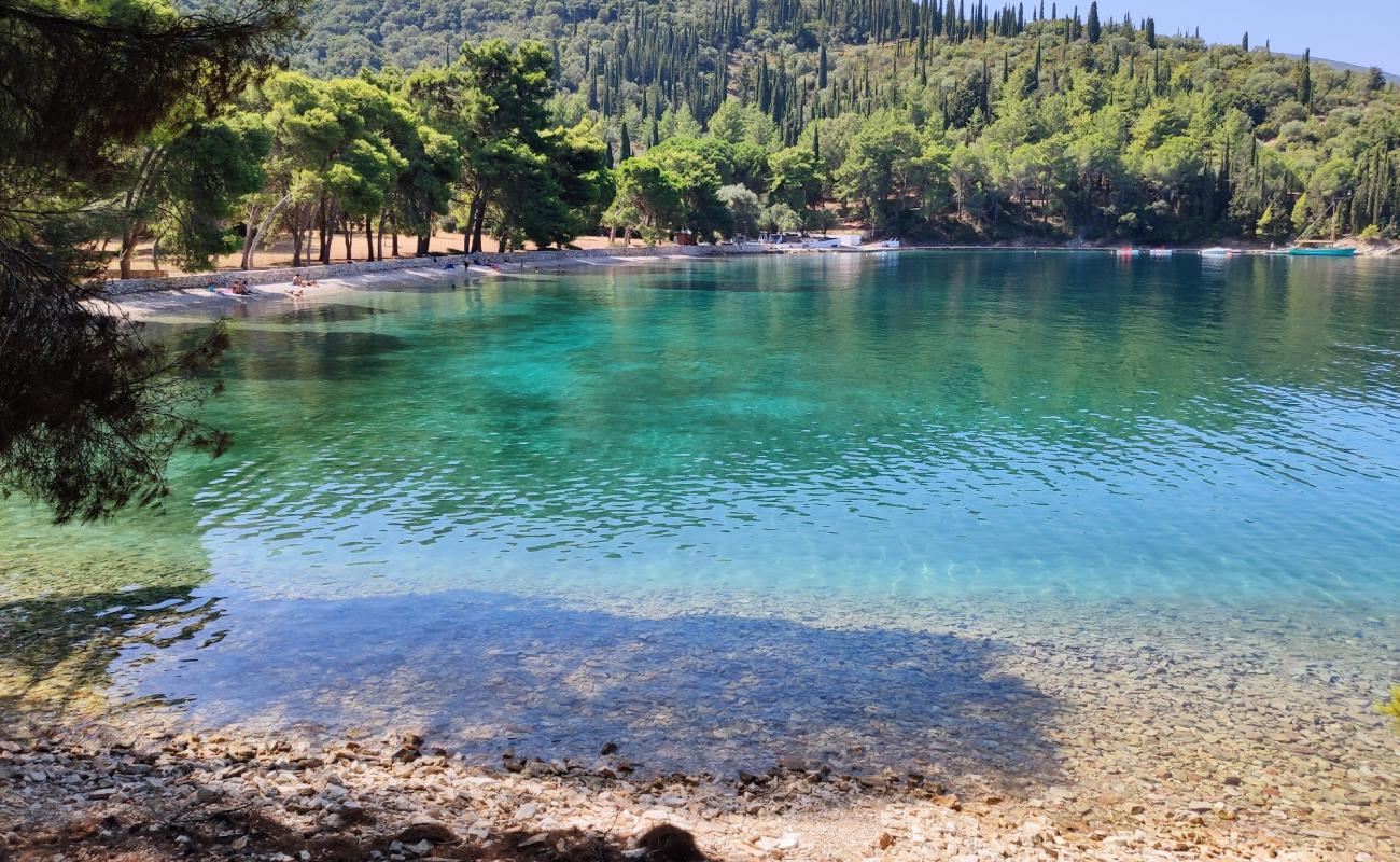 Skinos beach'in fotoğrafı kahverengi çakıl yüzey ile